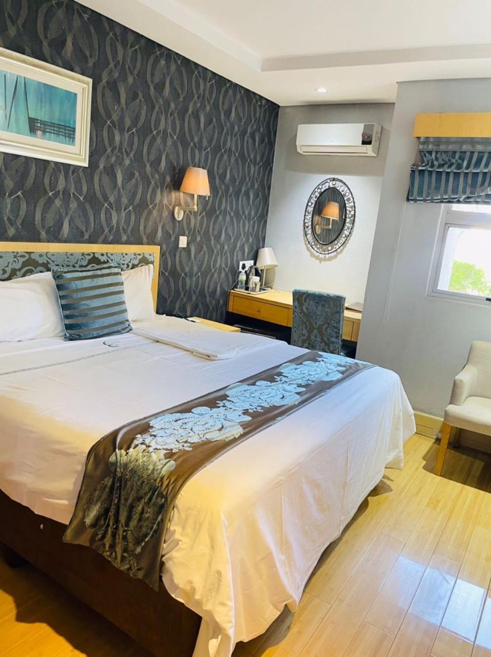 גאבורון Aquarian Tide Hotel מראה חיצוני תמונה