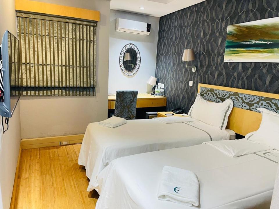 גאבורון Aquarian Tide Hotel מראה חיצוני תמונה