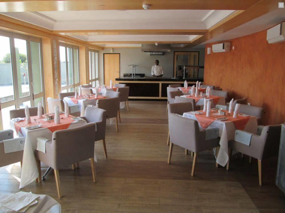 גאבורון Aquarian Tide Hotel מראה חיצוני תמונה
