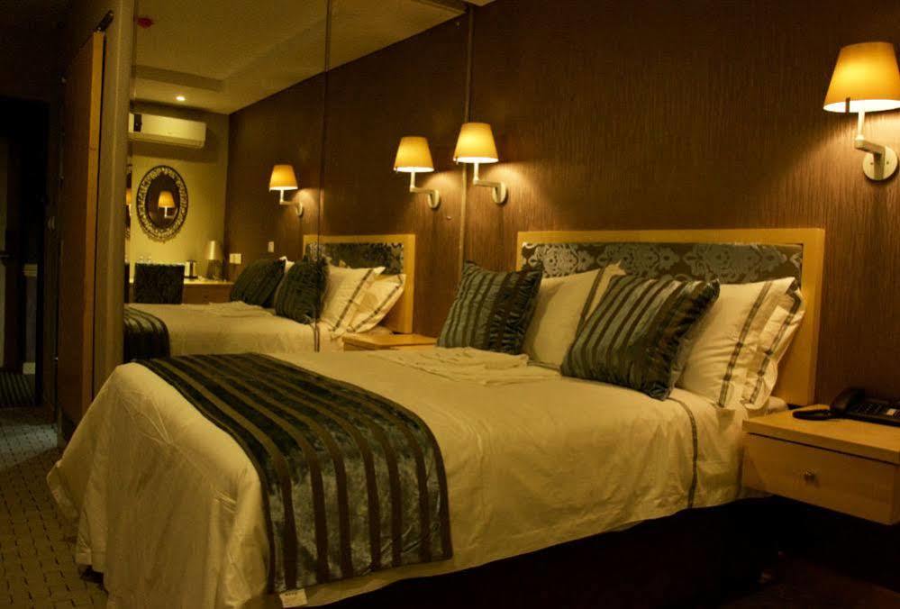 גאבורון Aquarian Tide Hotel מראה חיצוני תמונה