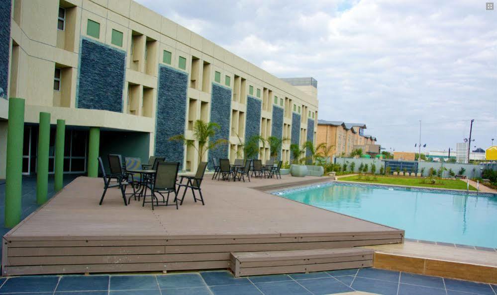 גאבורון Aquarian Tide Hotel מראה חיצוני תמונה