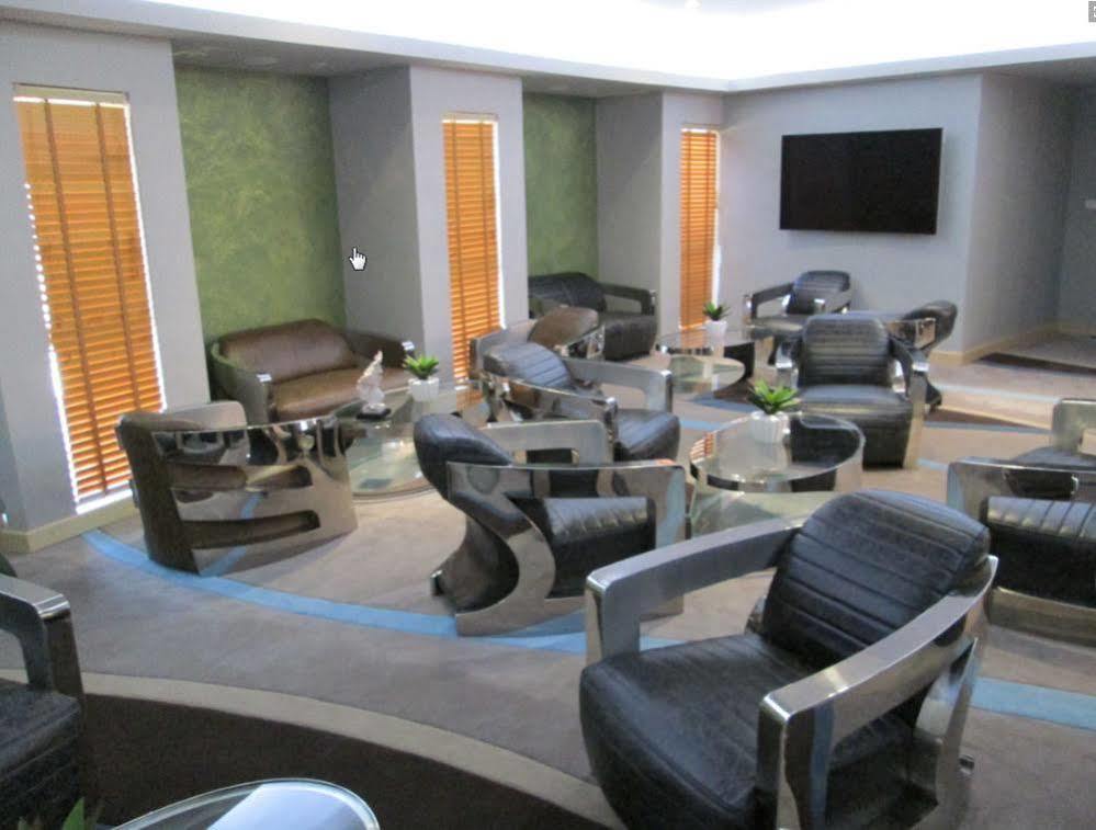 גאבורון Aquarian Tide Hotel מראה חיצוני תמונה